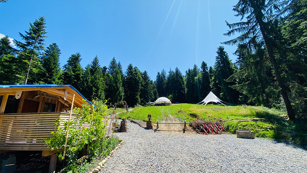 Community-Location-am-Pfänder-mit-Dome-und-Waldhütte